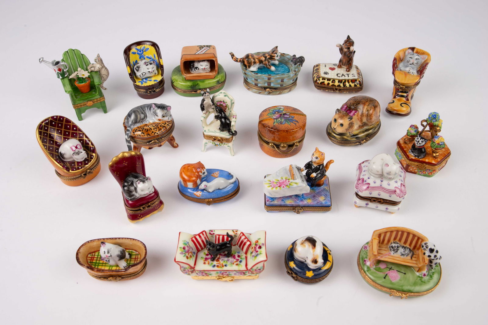 Lot of 20 Limoges Hand Painted Cat Pillboxes. (1 of 12)
