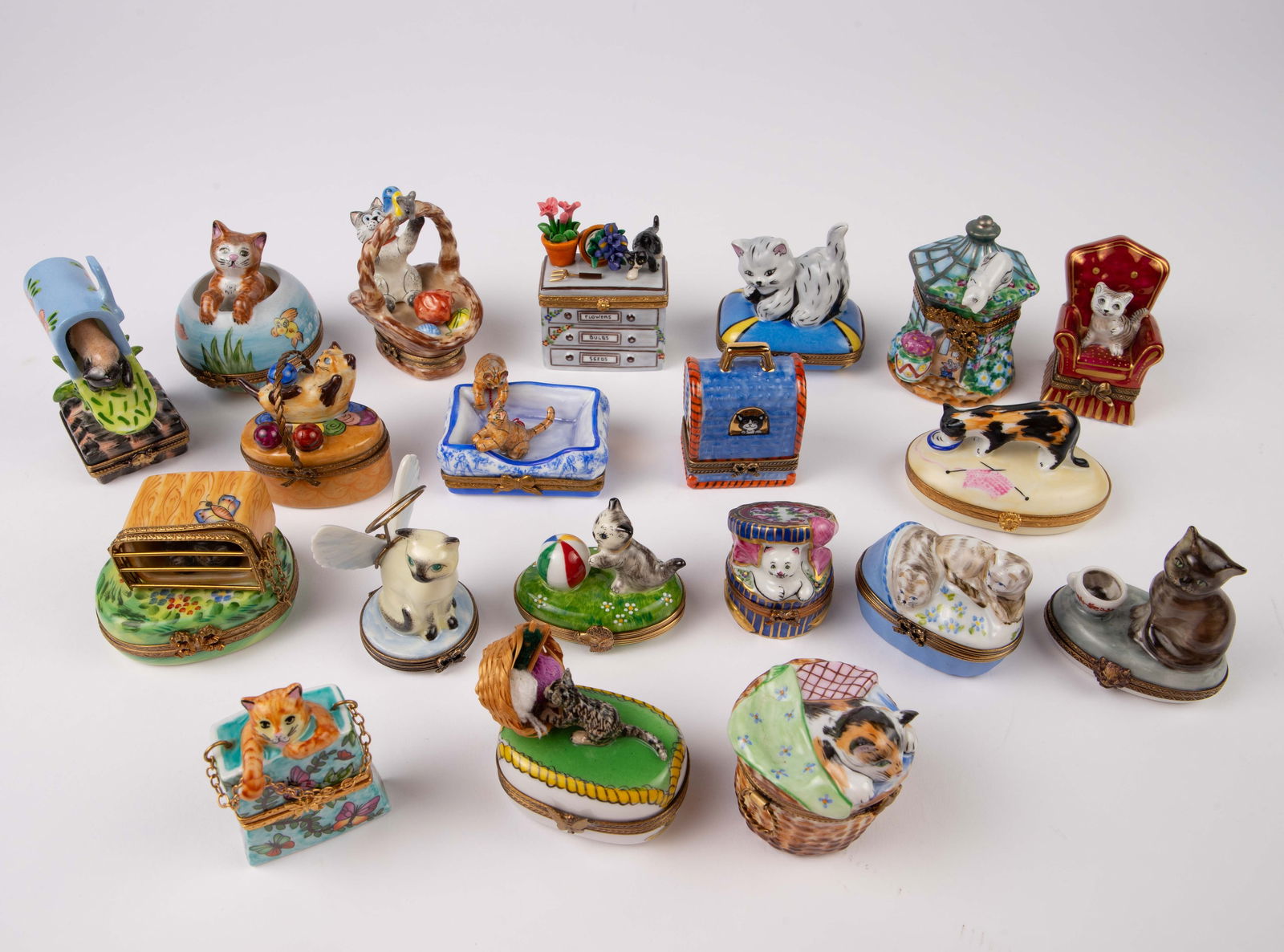 Lot of 20 Limoges Peint Main Cat Pillboxes. (1 of 12)