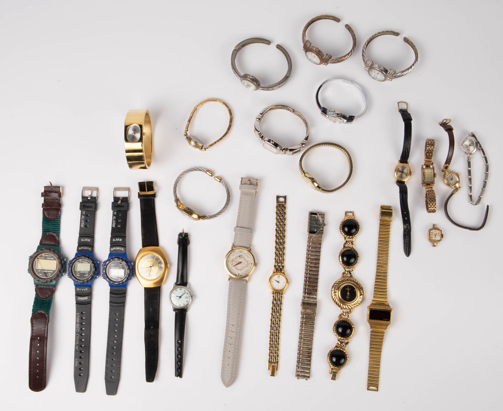 24 Vintage Wristwatches - Carvelle, Orvin, Pulsar.: The lot consists of 24 vintage watches for both men and women. The brands included are Timex, Orvin, Studio, Elgin, Defender, Lifelong, Kenzie, Vivani, Anne Klein, and Neuvex. The smallest case measur