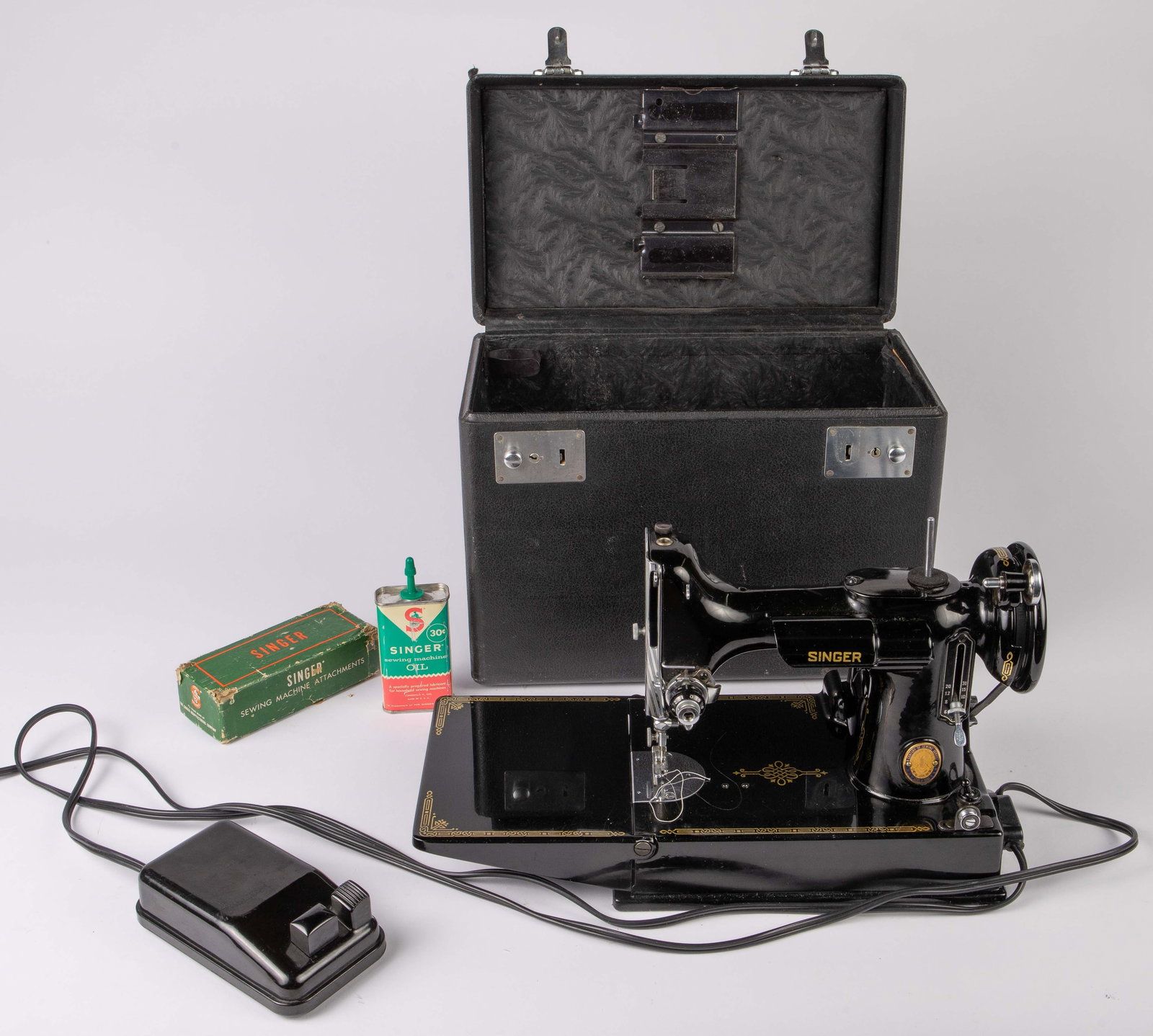 Singer Featherweight Sewing Machine 3-120 w/ Case. (1 of 12)