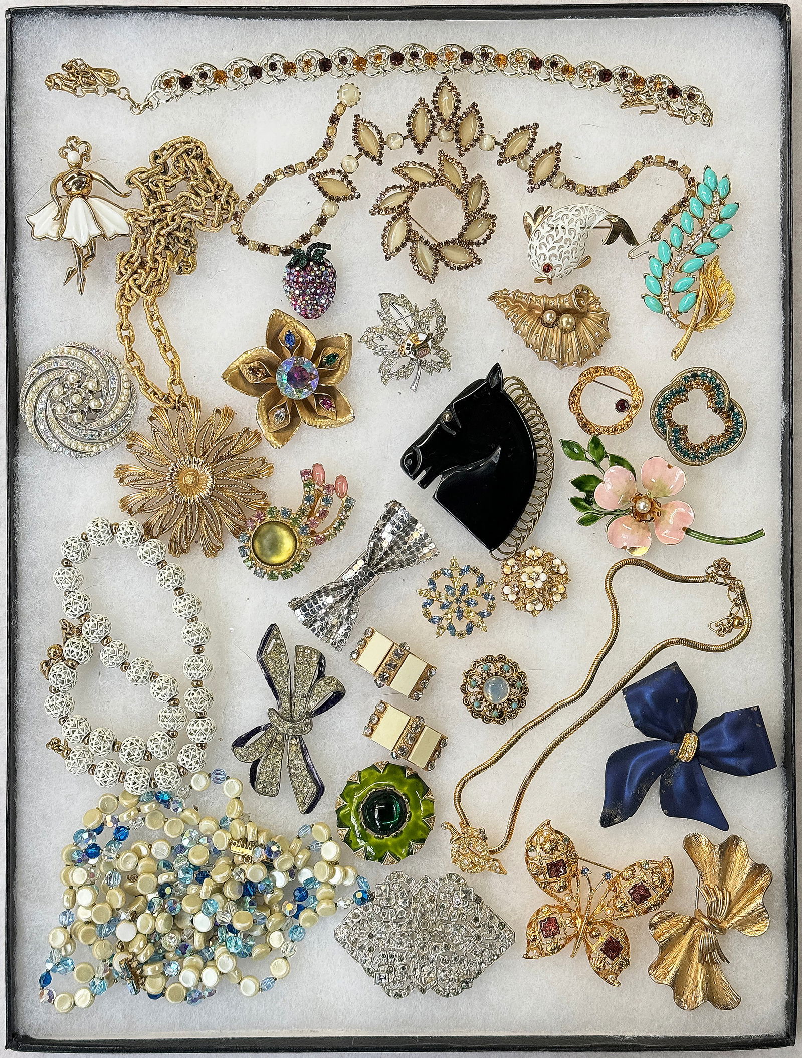 Lot of Costume Jewelry - Robert, Kaywin, Weiss.: Makers observed are: Robert, Coro, Kaywin N.Y., Monet, Sehrager, Ora, Warner, J.J., Fiorenza, Leru, Weiss and more. There is a necklace and brooch set by Weiss, a flower brooch by Robert, a bow brooch
