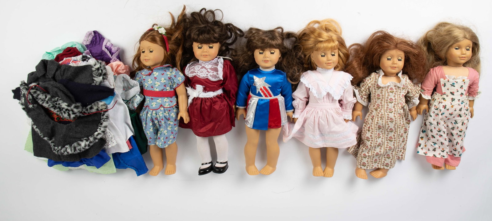 Lot: 6 American Girl Historical Dolls w/ Outfits.: This lot includes the following dolls: Molly McIntyre, Emily Bennett, Samantha Parkington, Nellie O'Malley, Felicity Merriman, and Elizabeth Cole. There are also many dresses and outfits included. Qui
