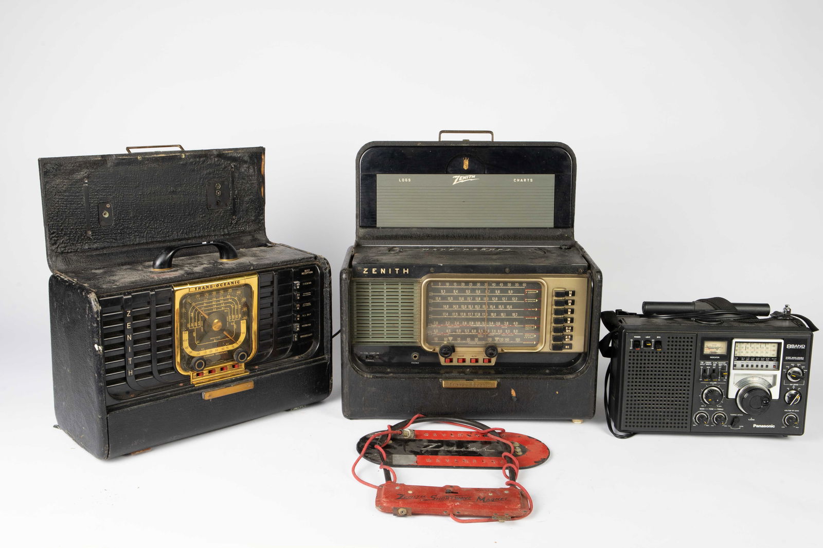 3 Vintage Radios - Zenith, Panasonic, Transoceanic: The lot includes 3 items. First, there are two Zenith trans-oceanic radios with built in antennas. One of them is the Wave Magnet model, and the other is model no. 8G005YT. The lot also includes a Pan