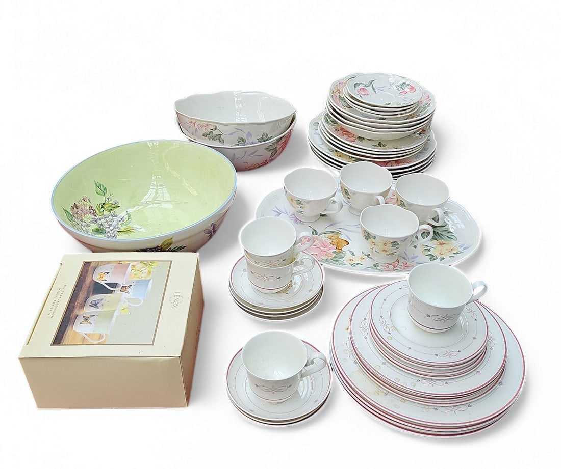 Mixed China - Heinrich Aragon, Lenox Peony Garden.: The lot includes signed fine china by the above makers. First, there are 23 pieces of Heinrich Germany bone china in the Aragon design. Next, there are 23 pieces of Lenox china in the Peony Garden des