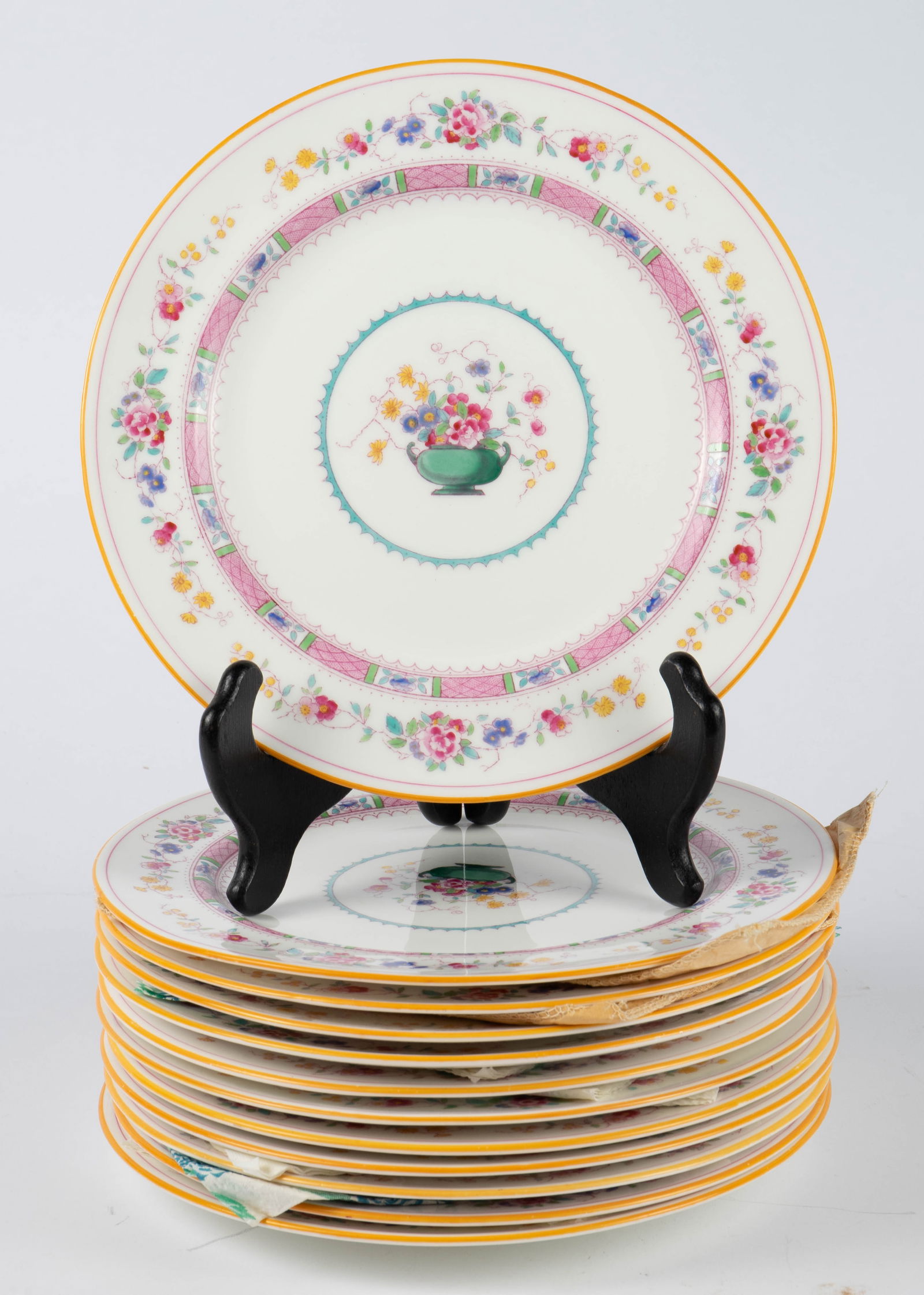 12 Royal Doulton Pink Urn Dinner Luncheon Plates.: The lot contains a set of 12 Royal Doulton hand painted bone china 9" luncheon plates. Each plate is stamped appropriately, and marked E7630. The plates have a few scratches and a few stains. Otherwis