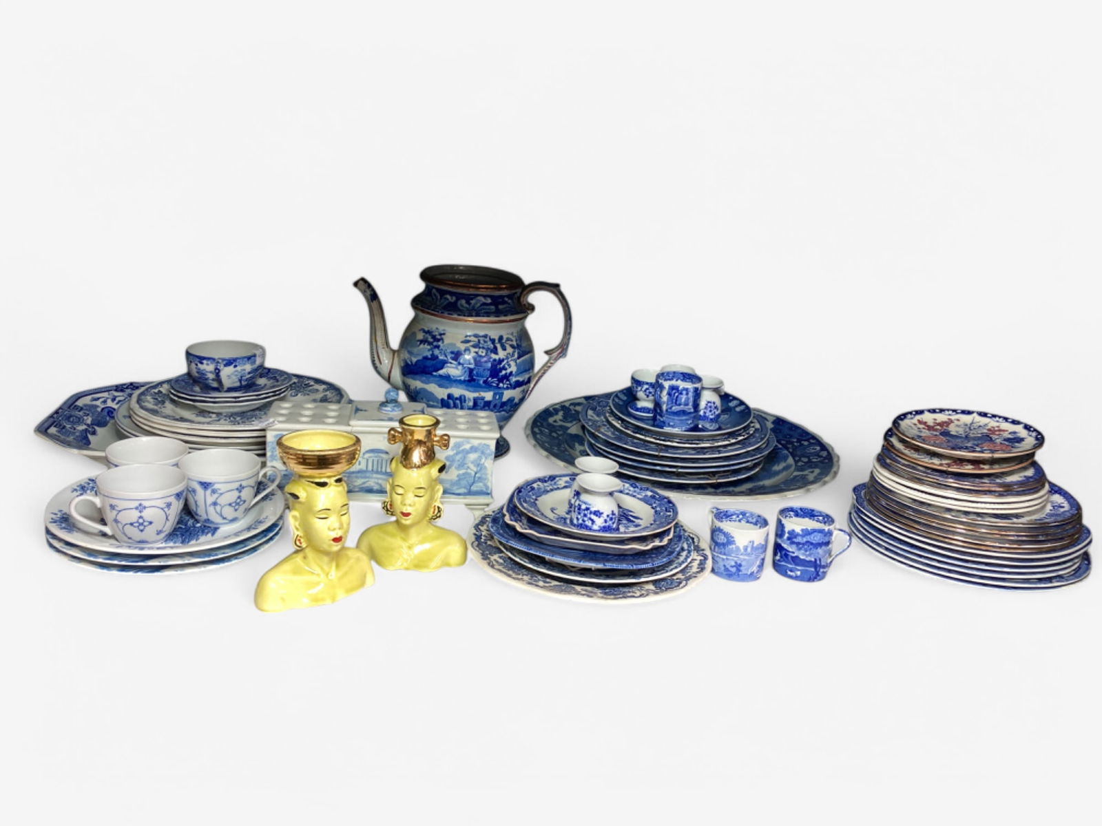 Lot of Assorted Blue & White Chinoiserie Dishes. (1 of 8)