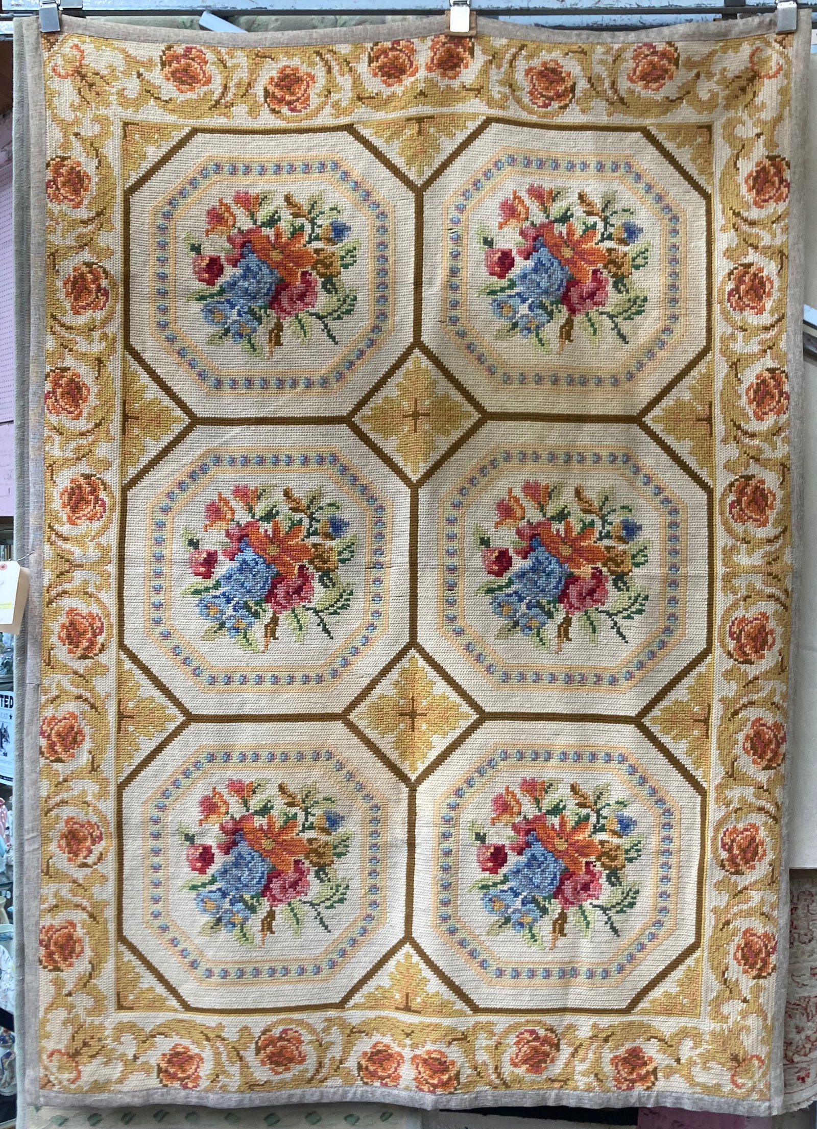 4' 6" x 6' 3" Traditional Floral Design Rug. (1 of 2)