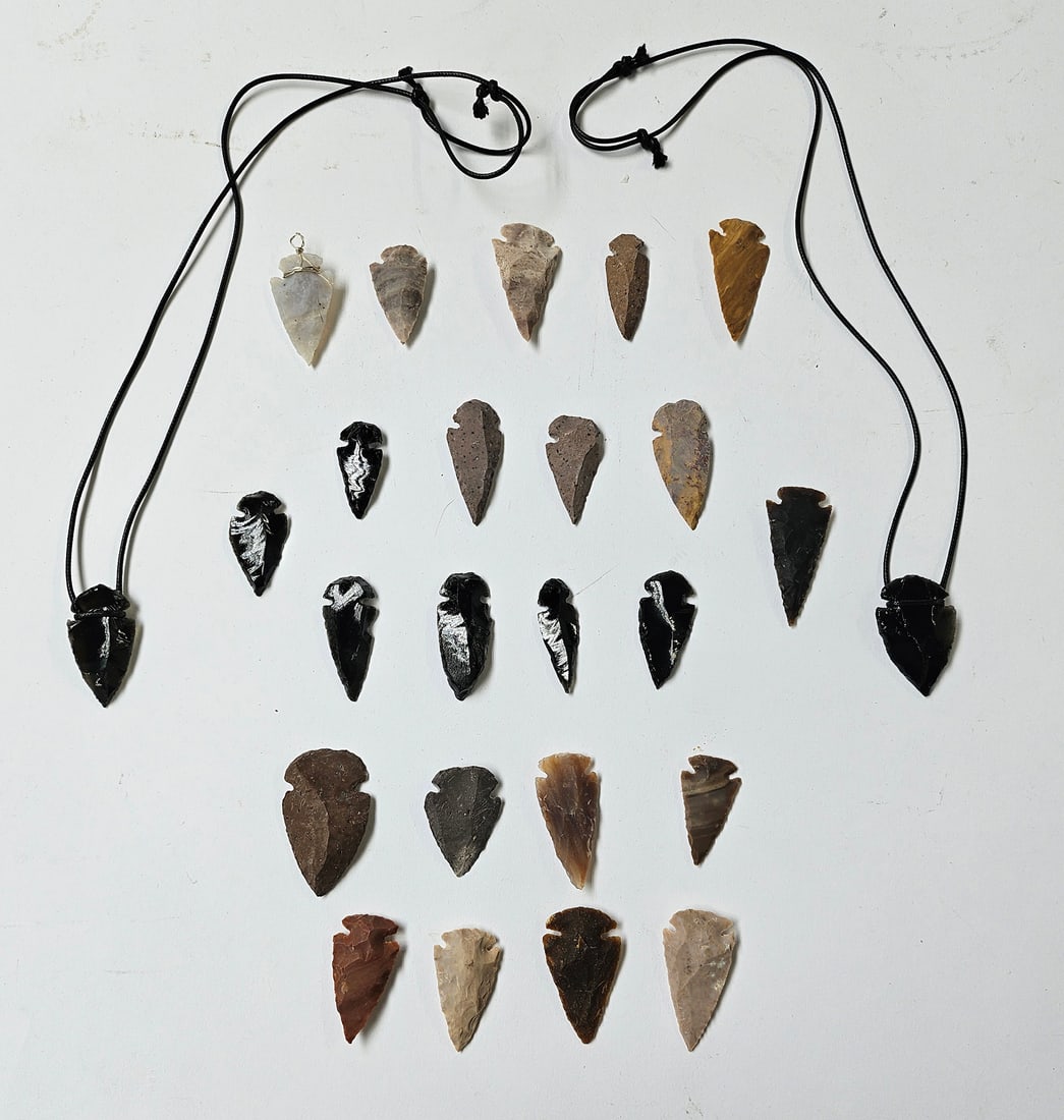 Lot of 25 Arrowheads. (1 of 2)