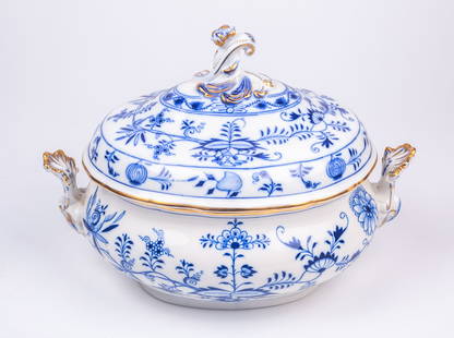 Meissen Porcelain Blue Onion & Gilt Serving Dish.: This antique dish features hand glazed flow blue floral designs and gilded details. It has the Meissen blue crossed swords mark on the underside, and what appears to be a number on the opposite end. W