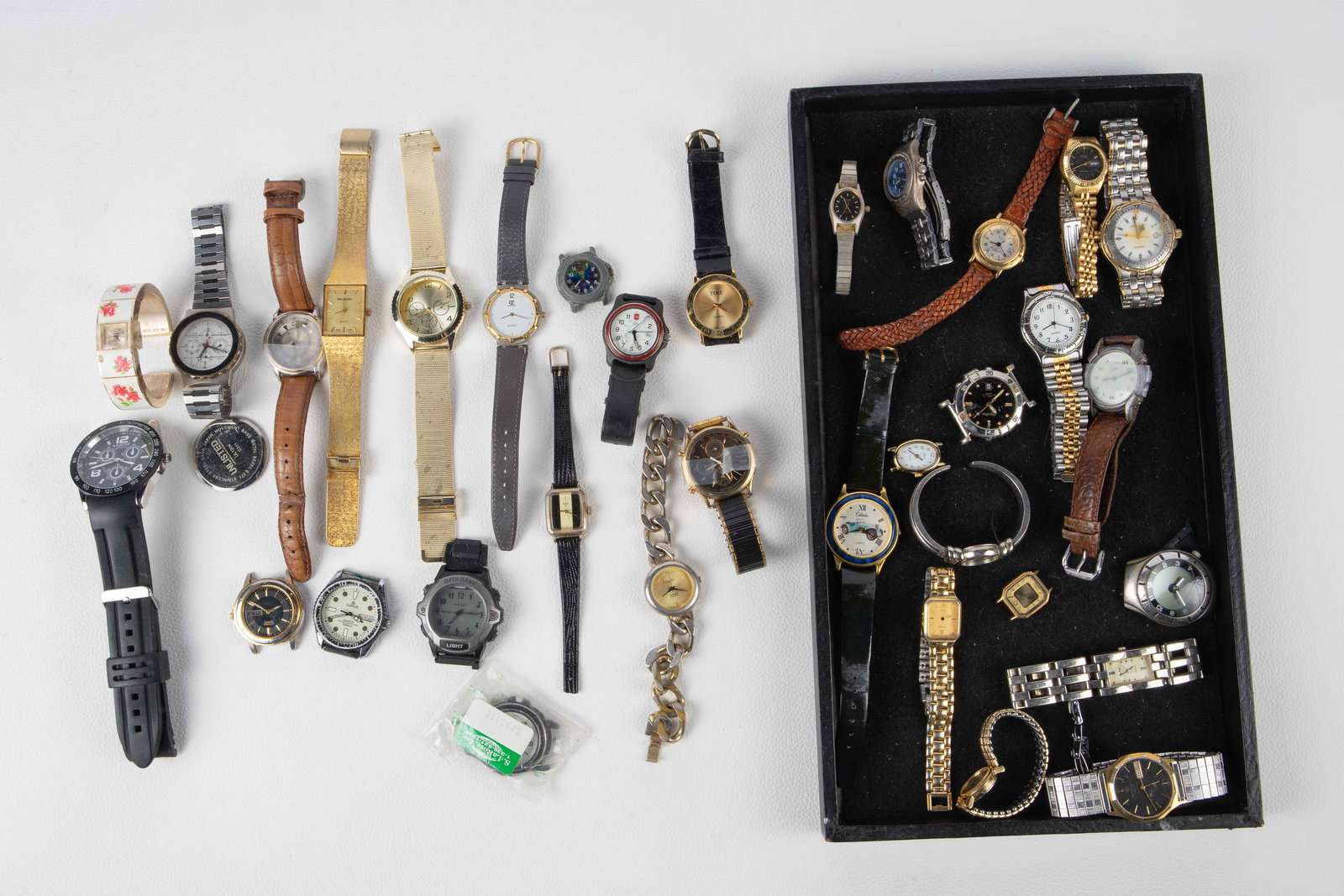 Lot of Vintage Quartz Watches - Wittnauer, Lorus.: The lot contains 34 wristwatches, some without bands or other parts. The brands observed are Timex, Wittnauer, Sharp, Sierra Club, Twincept, Century, Fossil, Armitron, Time, Swiss Army, Gianpini, Shef