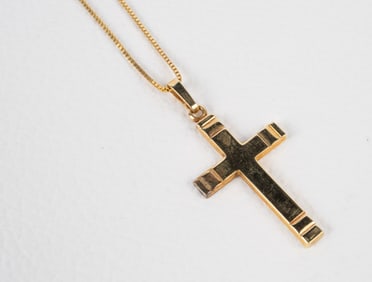14K Gold Cross Pendant Necklace.