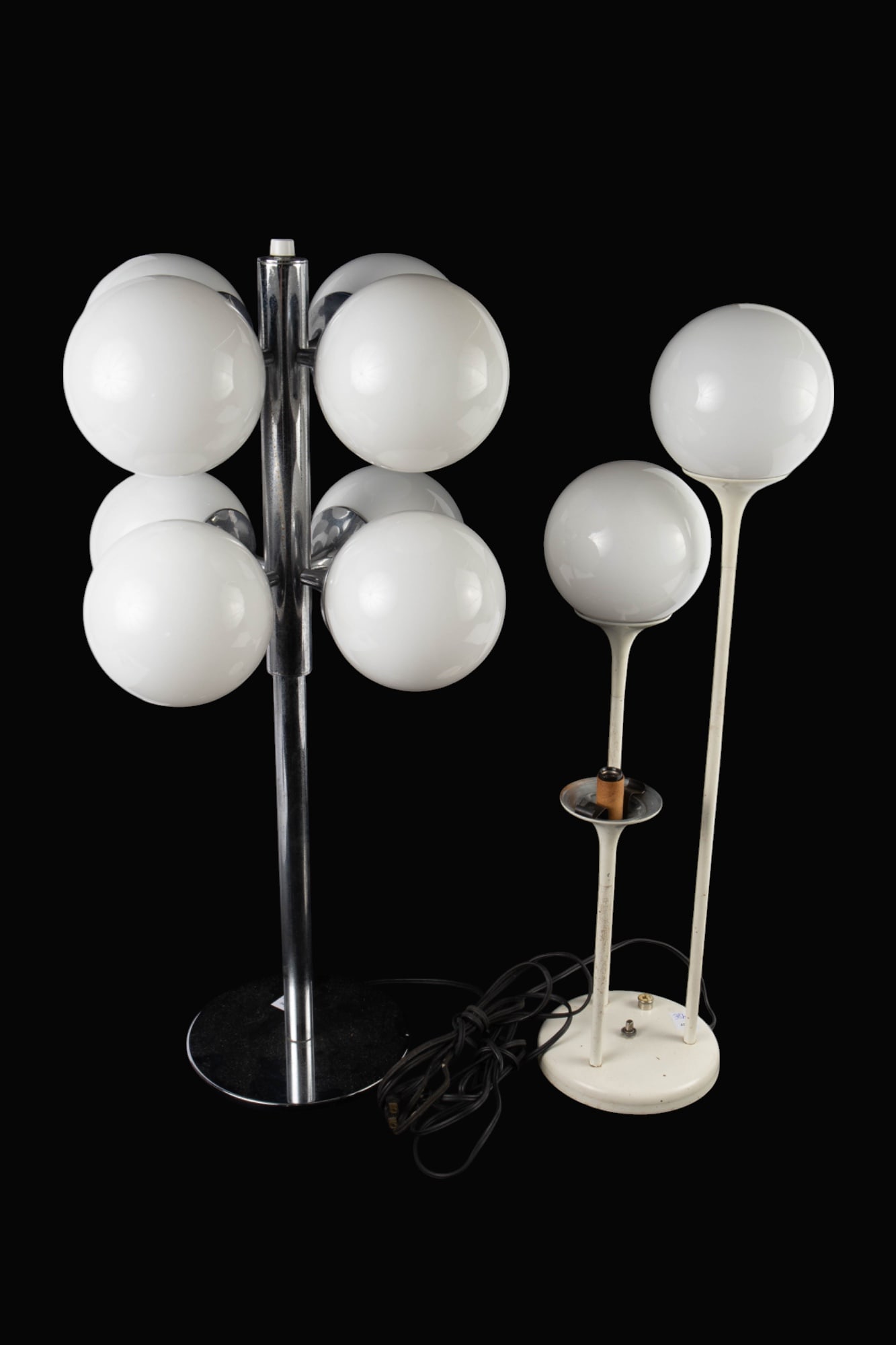 Lot of 2 Mid Century Lamps w/ Globe Shades. (1 of 11)