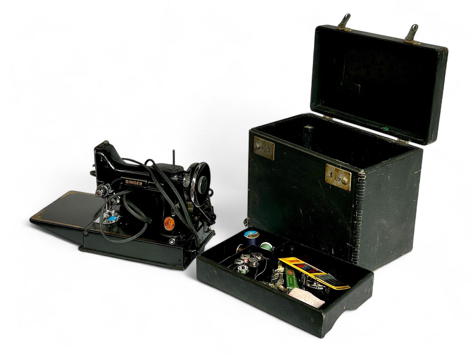 Singer 221 Featherweight Sewing Machine w/ Case. (1 of 10)