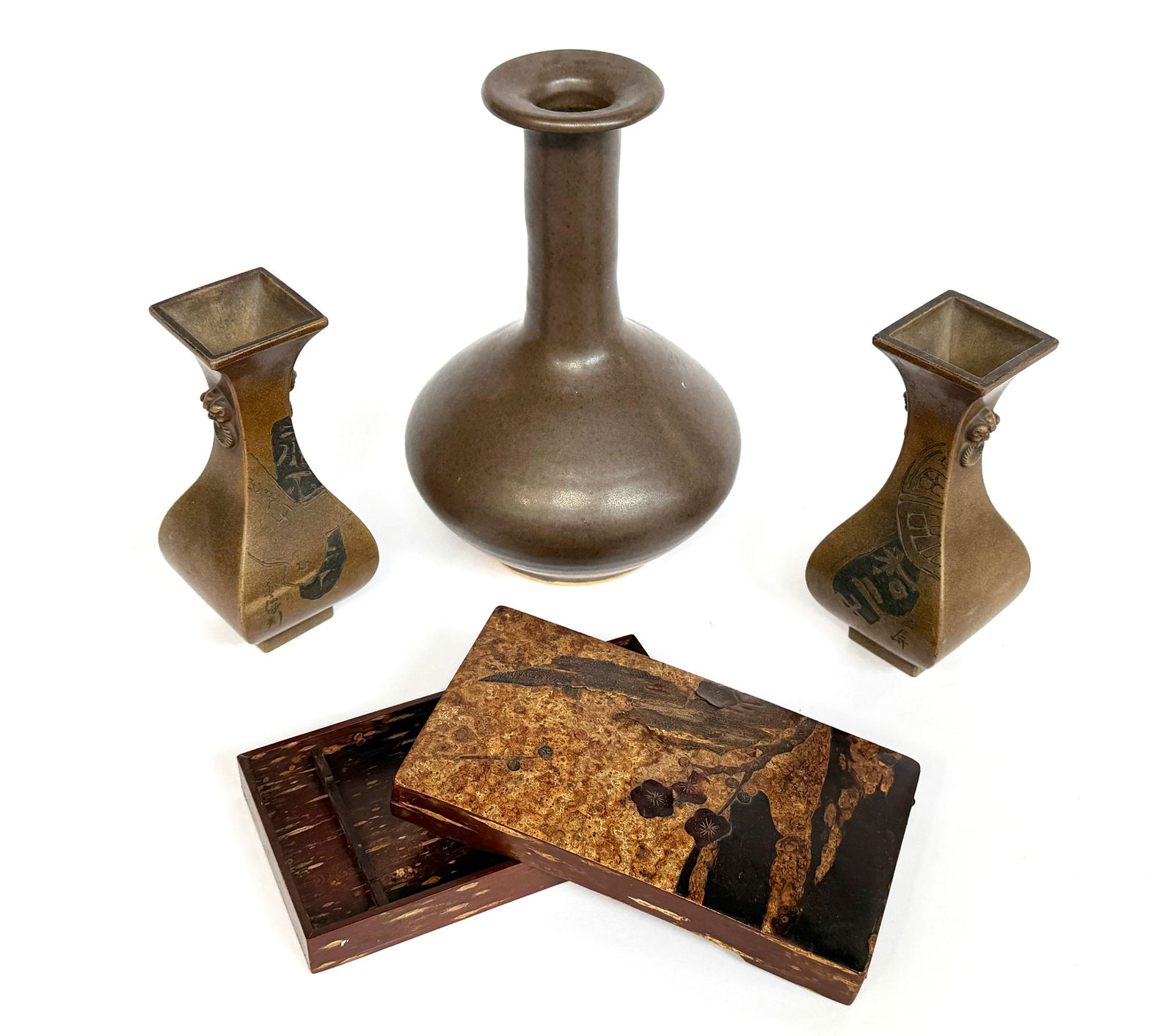 4 Old Japanese Items - Wood, Porcelain, Clay. (1 of 10)