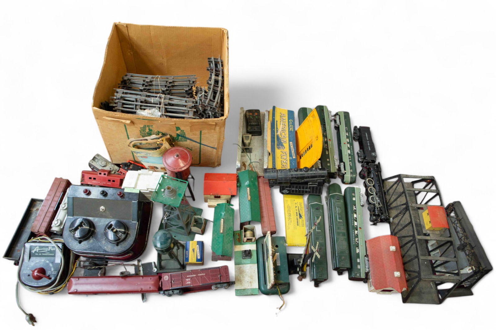 Lot: S-Gauge Trains & Accessories, American Flyer. (1 of 8)