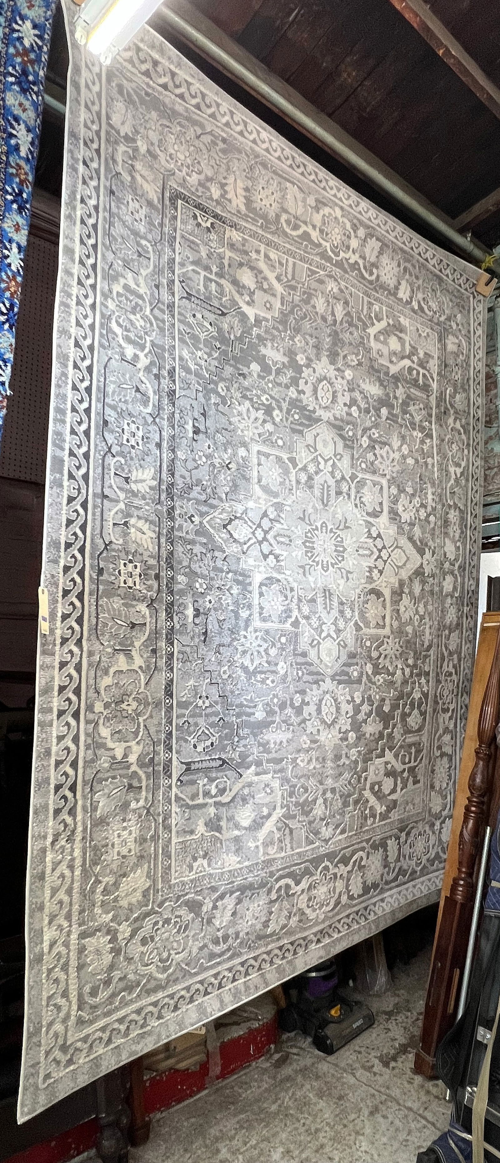 7' 9" x 10' 2" White & Grey Heriz Pattern Rug. (1 of 3)