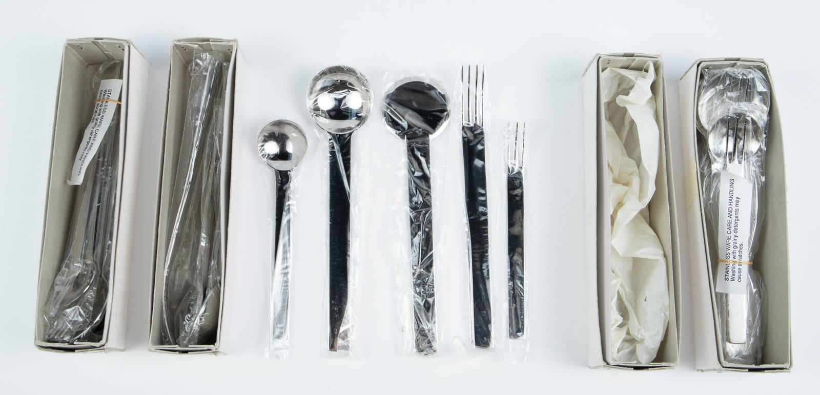 Takenobu Igarashi Tsubame Shinko Flatware Set.: This mod 20 piece, service for 4 TI-1 flatware set was designed by Takenobu Igarashi for Tsubame Shinko. Each of the four 5-piece sets consists of a round head dinner knife, a dinner spoon, a smaller