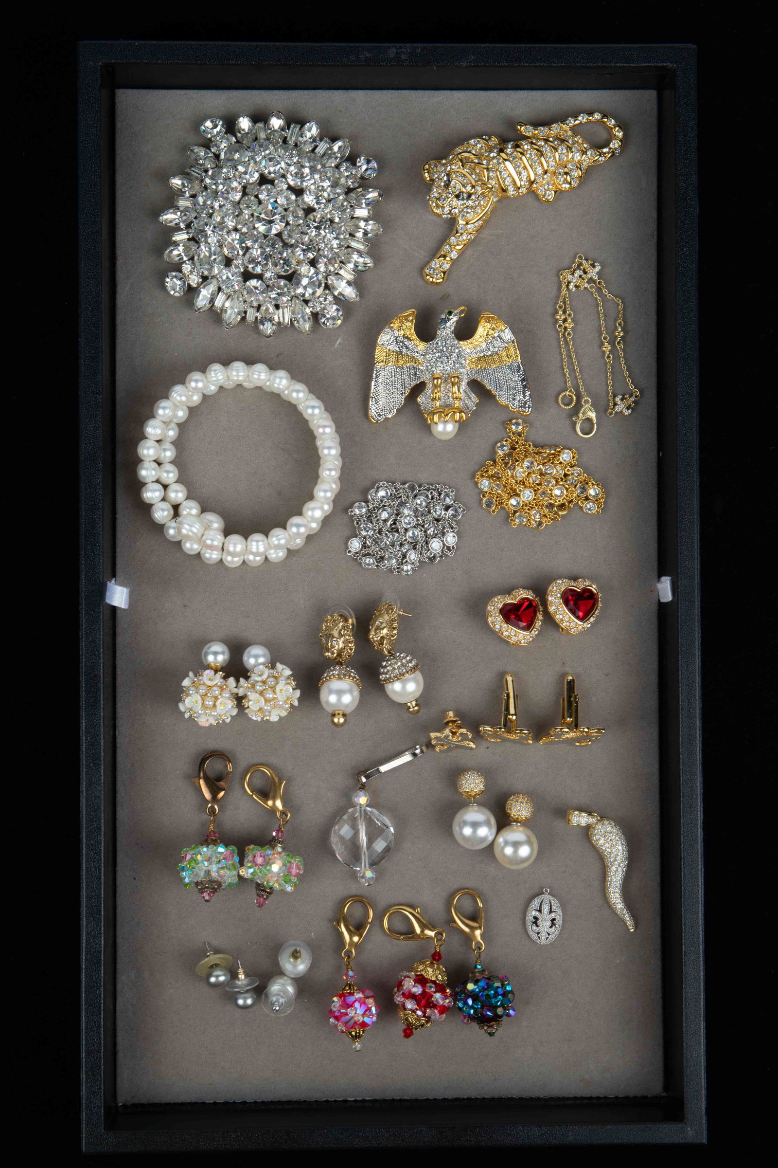 Lot of Vintage Jewelry, inc. Silver & Pearls.: The lot contains 23 pieces of jewelry. The stand out pieces are a Trifari lion brooch, a sterling and rhinestone abstract wave pendant, a sterling fleur de lis bracelet, 2 pair of sterling Tahitian pe