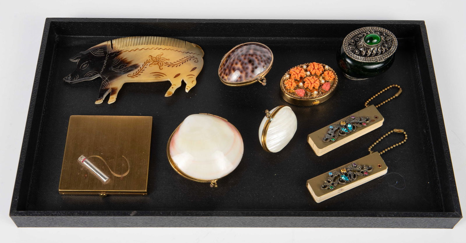 Lot of Vintage Compacts, Trinket Boxes, etc.: This lot consists of 9 small ladies' articles- travel compacts, shell trinket boxes, an animal horn comb shaped like a pig, a pair of mini address books on keychains, and an emerald green snuff box or
