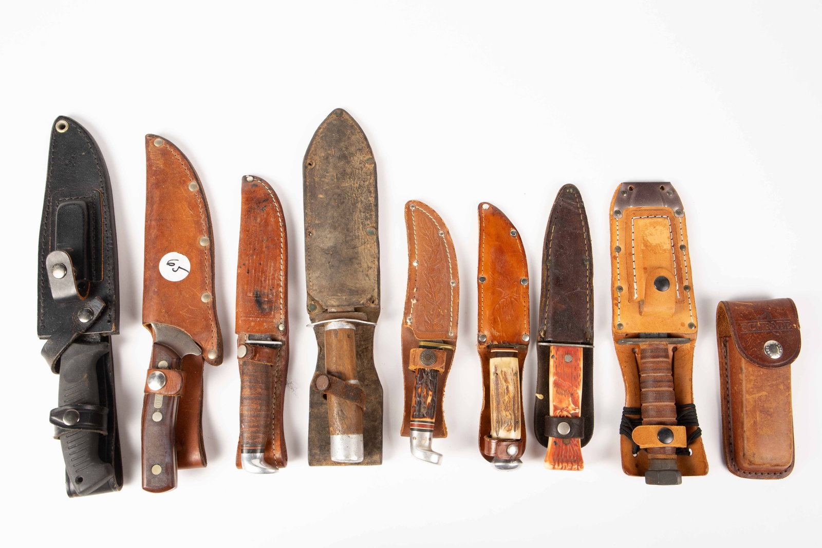 9 Knives - Schrade, Yasuo, Solingen, Case XX Etc.: The lot includes bowie knives, a dagger, a pocketknife, a hunting knife, and some knives with serrated areas. The handles of the knives are made of wood, bone or antlers, leather, and more. The brands