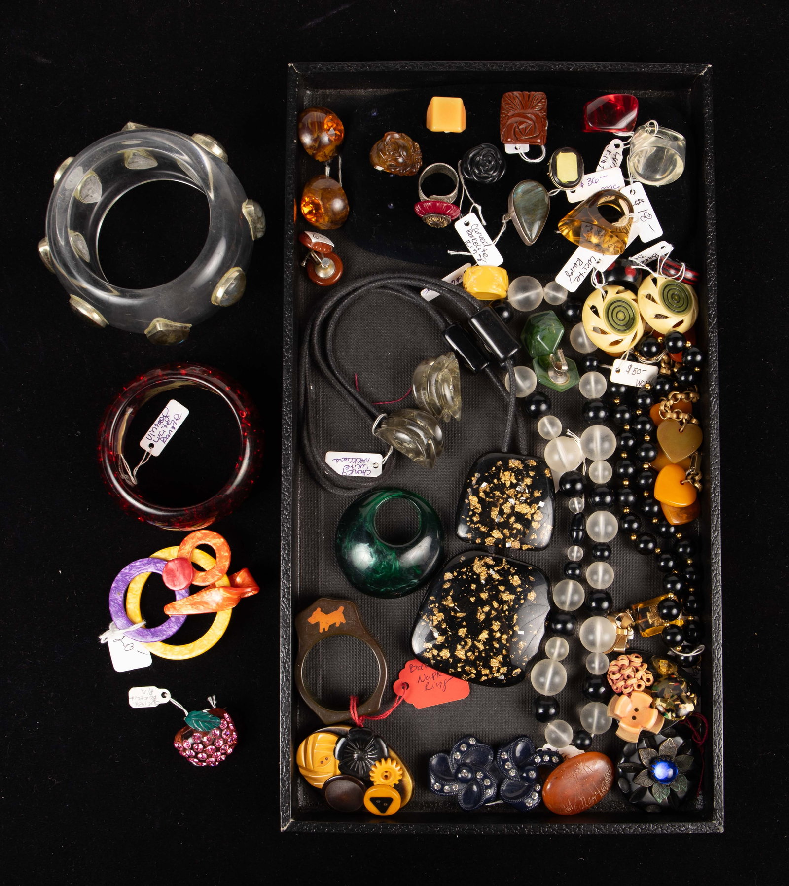 Lot of Vintage Mostly Bakelite & Lucite Jewelry. (1 of 7)
