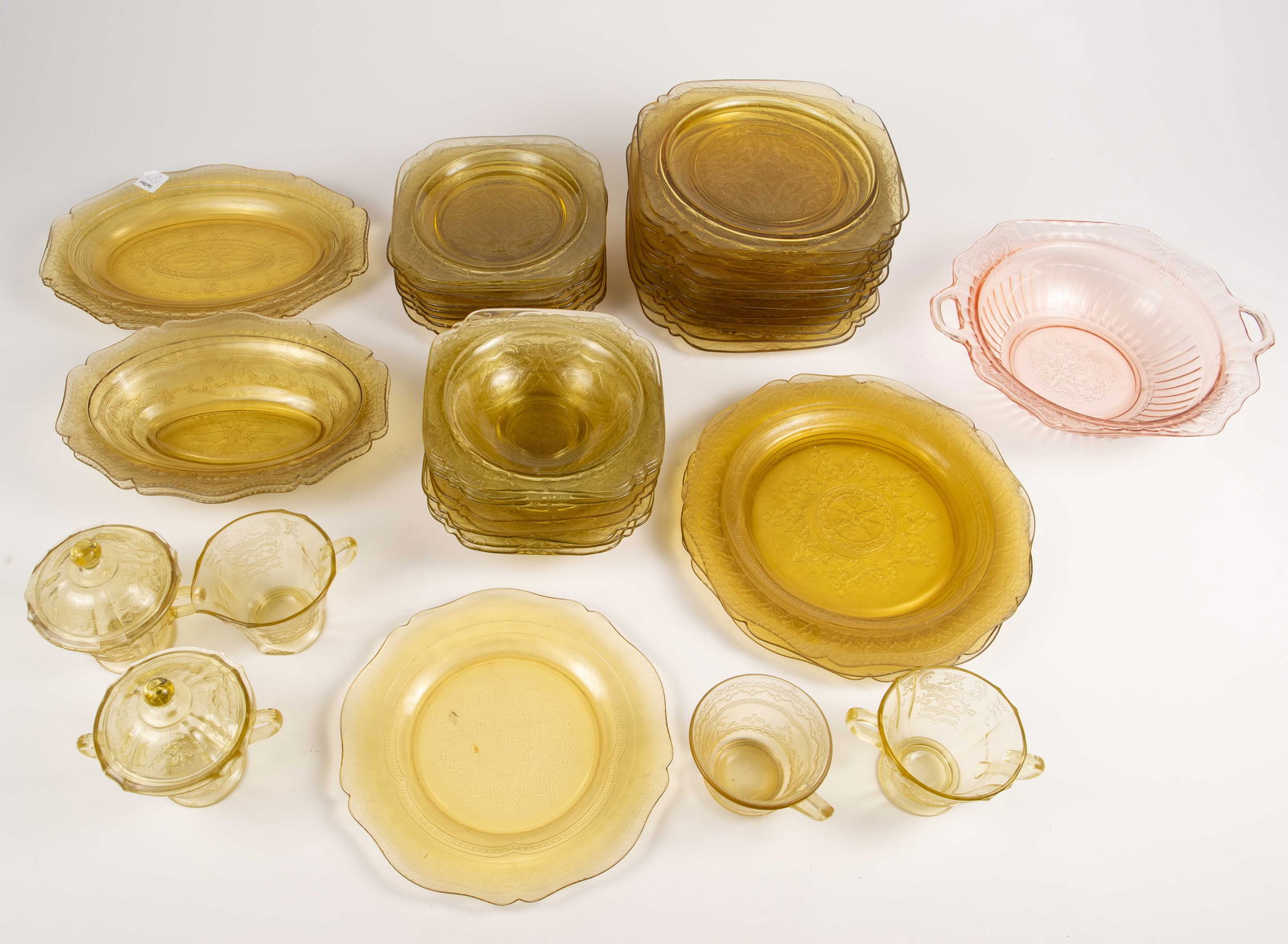 Lot of Mostly Yellow Depression Glass. (1 of 6)
