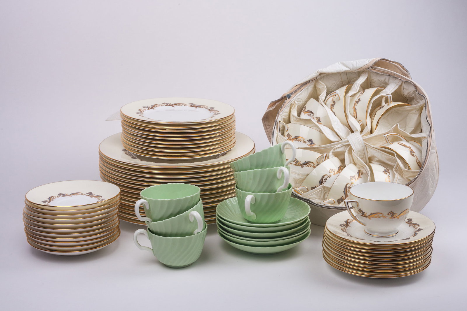 Minton Gold Laurentian China Set & Pale Green Cups (1 of 11)