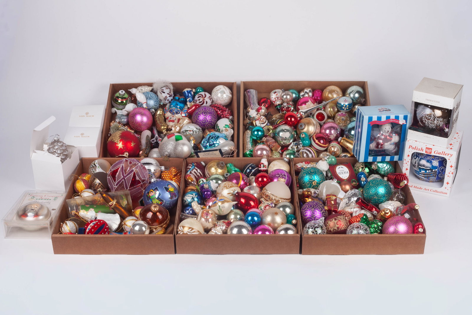 Mostly Glass Christmas Ornaments, inc. Vintage.: This large lot of approximately 200 Christmas ornaments includes many vintage items, including some Shiny Brite. The vintage ornaments include stenciled, hand painted, glittery, unsilvered, fruit shap