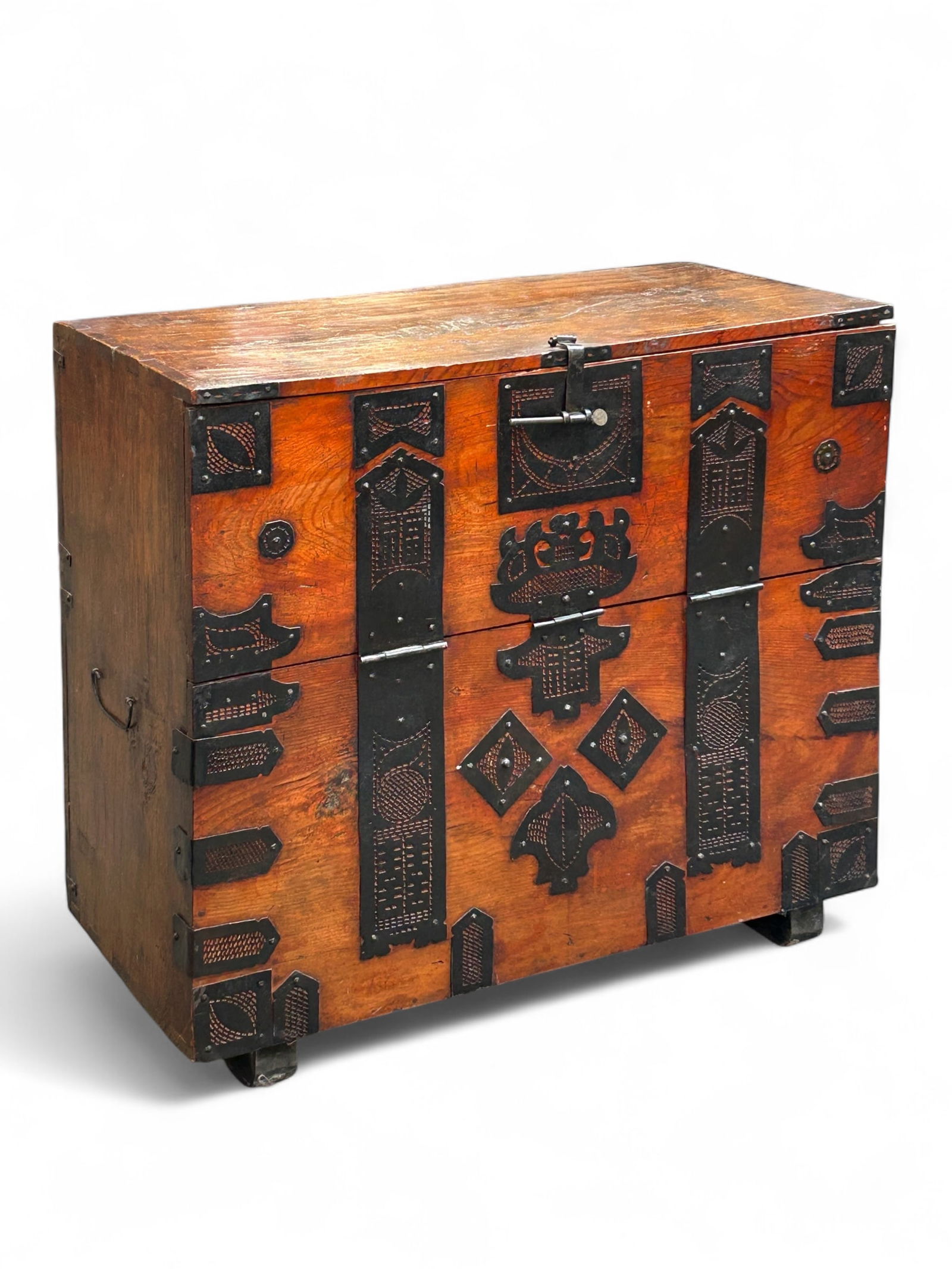 Antique Korean Bandaji Chest. (1 of 6)