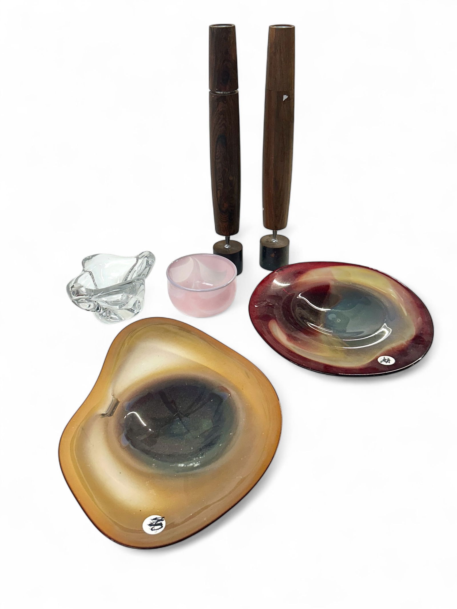 Lot: Art Glass, Crystal, & MCM Glass Candlesticks.: The lot contains 6 items. First, there are 2 art glass centerpiece plates / bowls, one of which is signed illegibly. Next, there is a clear Daum France crystal bowl, and a pink Kosta Ehrner bowl. Fina