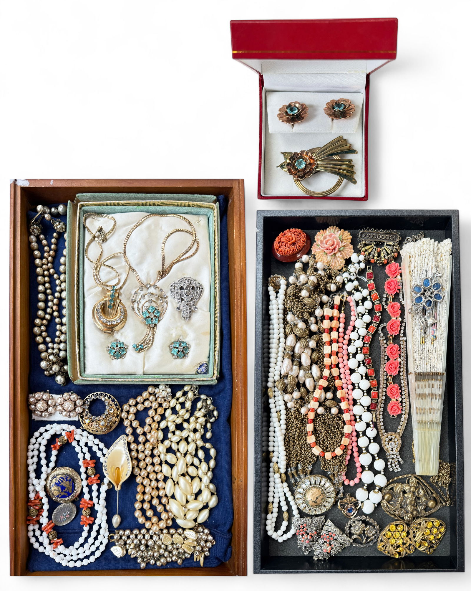Lot of Vintage Costume Jewelry - Haskell, Coral.: The lot contains 34 pieces of mostly vintage costume jewelry. There are necklaces, bracelets, earrings, brooches, pendants, a hat pin, and a hand painted hand fan. The lot contains 2 Miriam Haskell ne