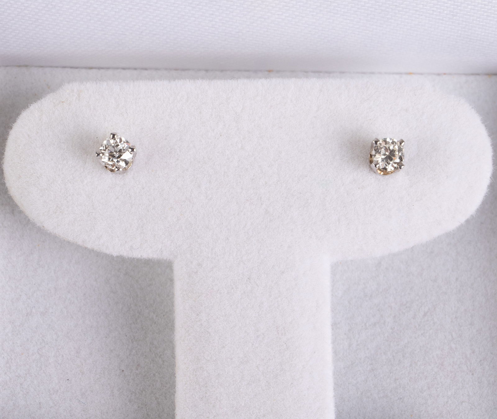 14K White Gold & Diamond Stud Earrings. (1 of 5)