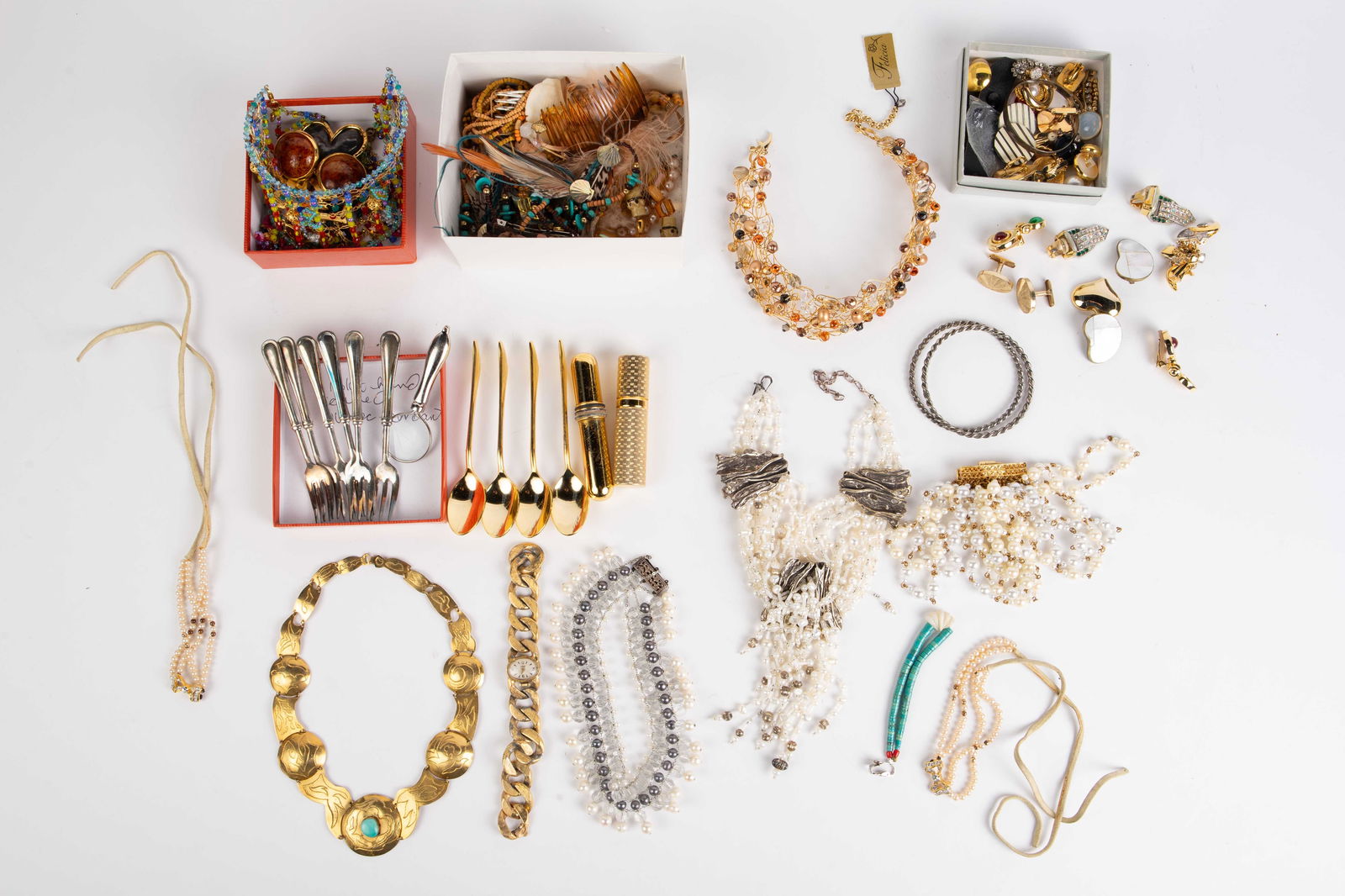 Lot: Mostly Costume Jewelry, inc. Erickson Beamon. (1 of 17)