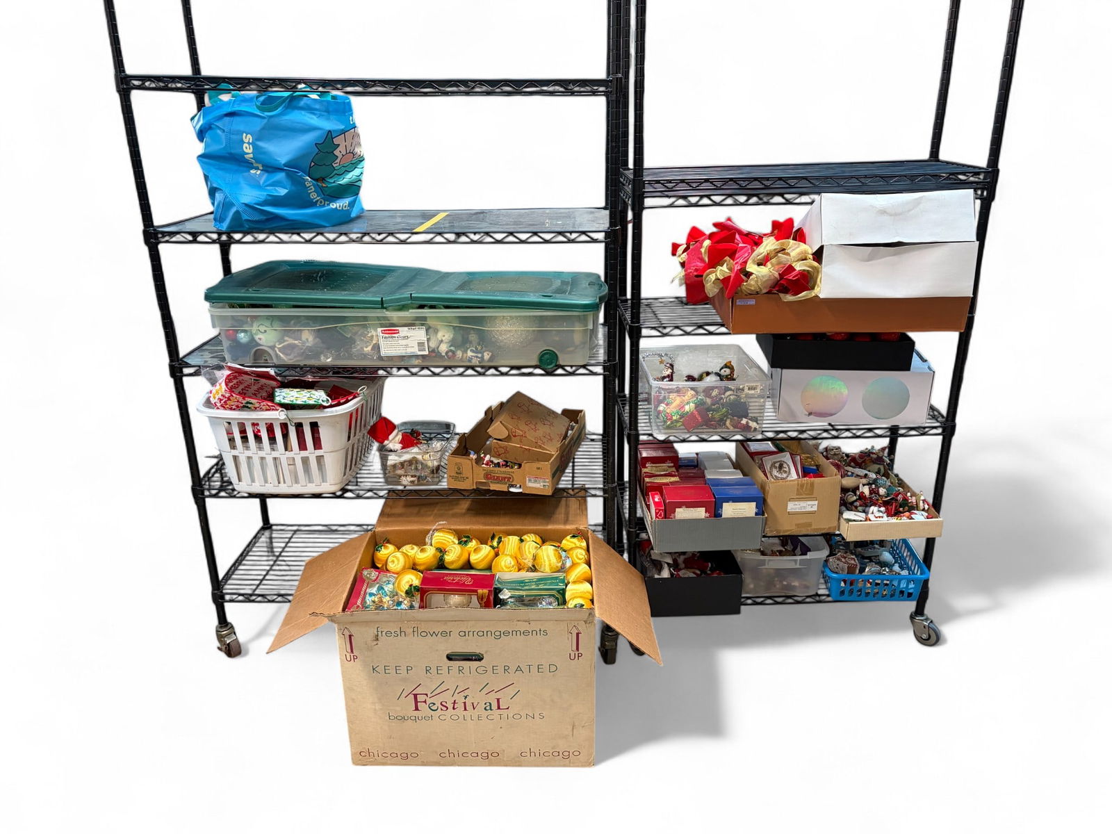 Large Lot of Christmas Ornaments & Decor. (1 of 8)