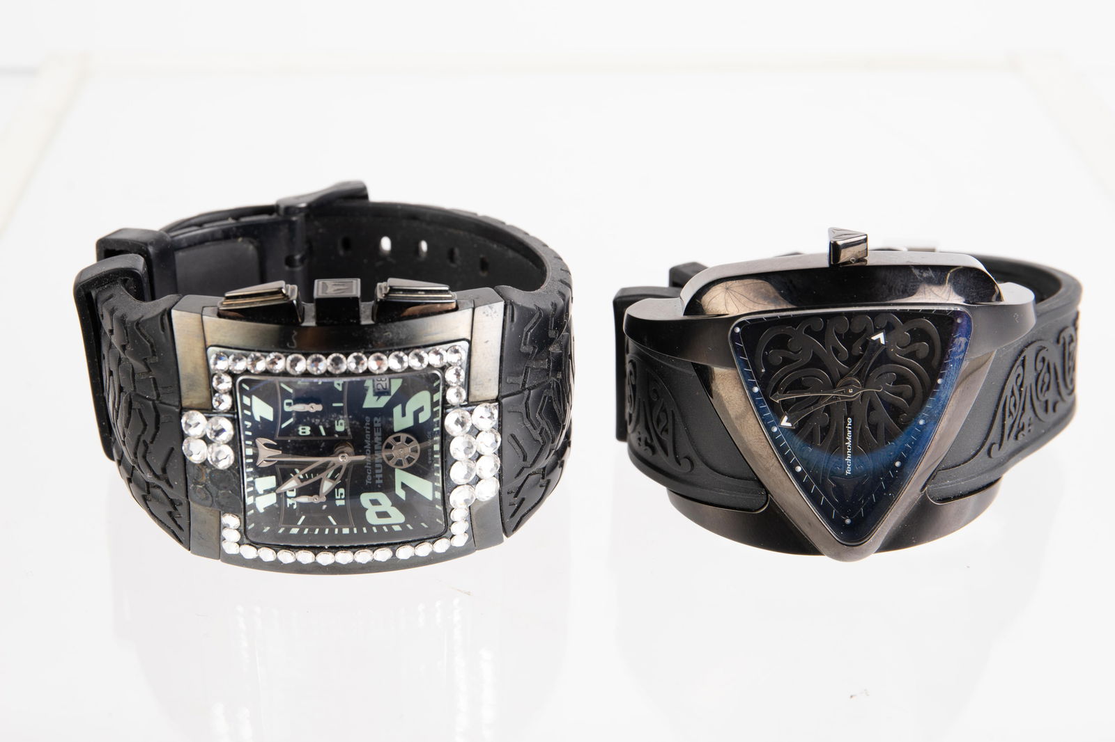Lot of 2 TechnoMarine Wristwatches - Maori, Hummer: The lot contains 2 TechnoMarine wristwatches. First, there is a black Maori piece with a triangle face. It is number MR 00323. The Hummer Nighthawk Limited Edition date piece with rhinestones is numbe