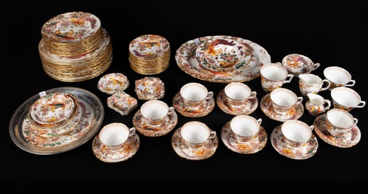 Royal Crown Derby Old Avesbury Dinner Service.