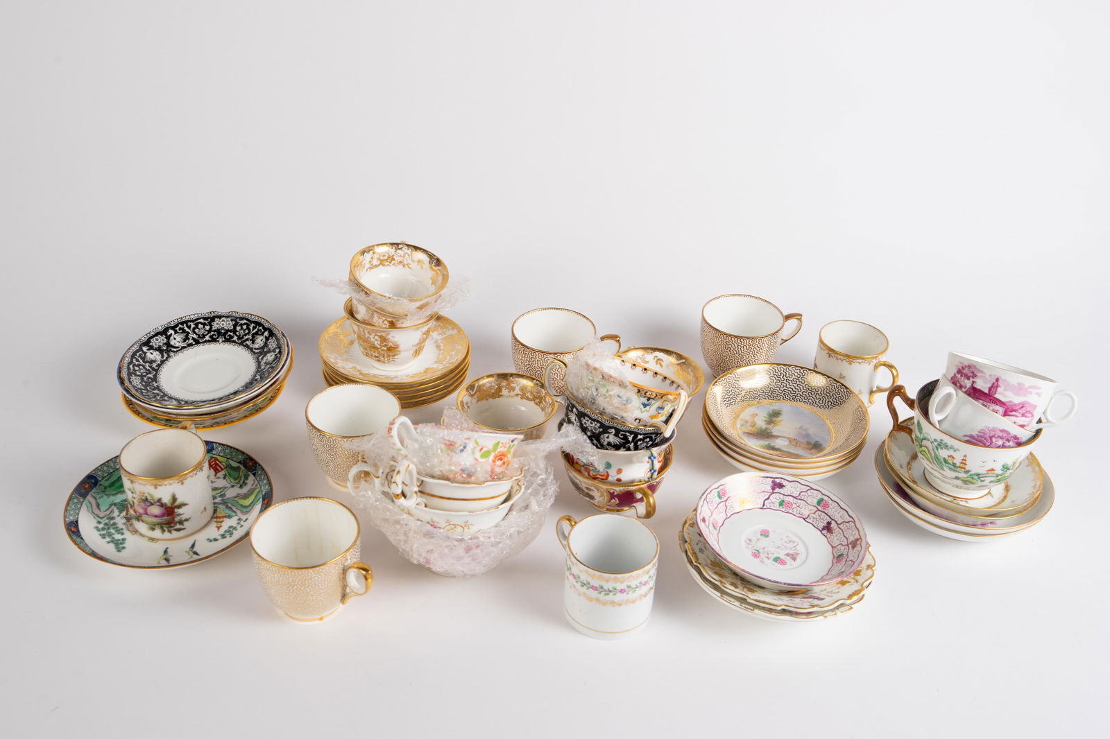 Lot: Asst. Porcelain Tea Cups & Saucers, Wedgwood.: The lot contains 44 pieces. There are tea cups, coffee cups, espresso cups, saucers, and small bowls. Some of the decorations found in the lot are gilded details, handpainted scenes, flowers, transfer