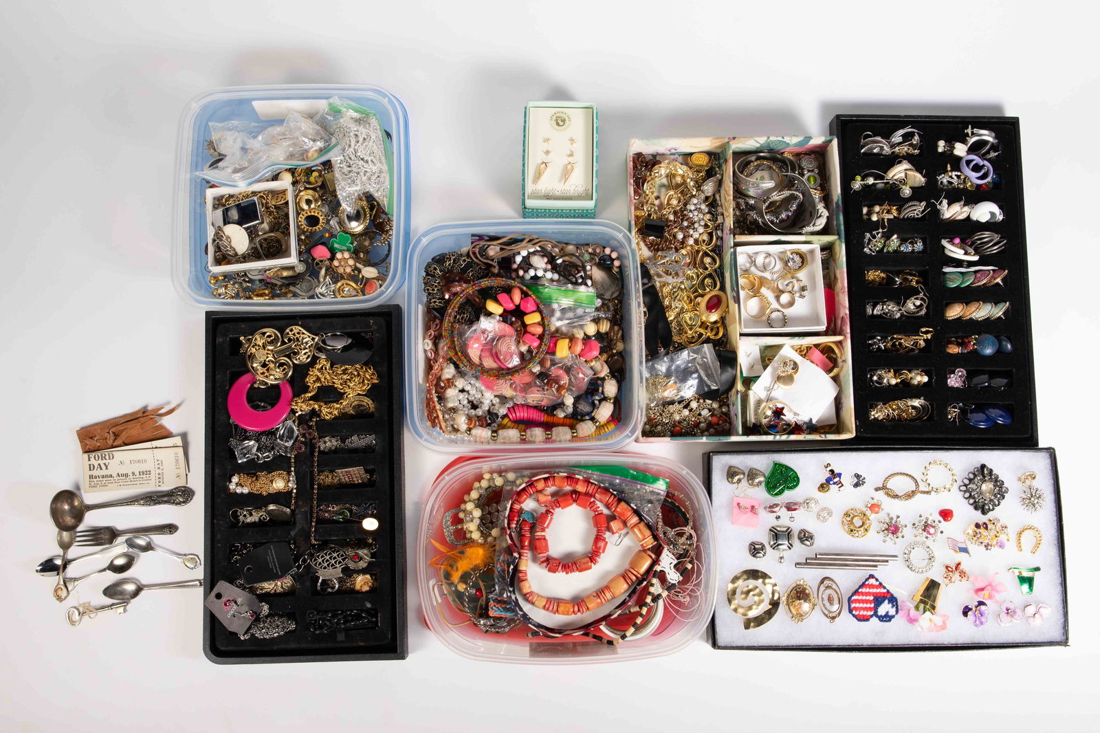 Costume Jewelry & More - Coral, 925, Vintage.: The lot contains over 200 pieces of jewelry, including vintage jewelry and several other vintage items. There are necklaces, pendants, earrings, bracelets, brooches, rings, a Zippo lighter, silver pla
