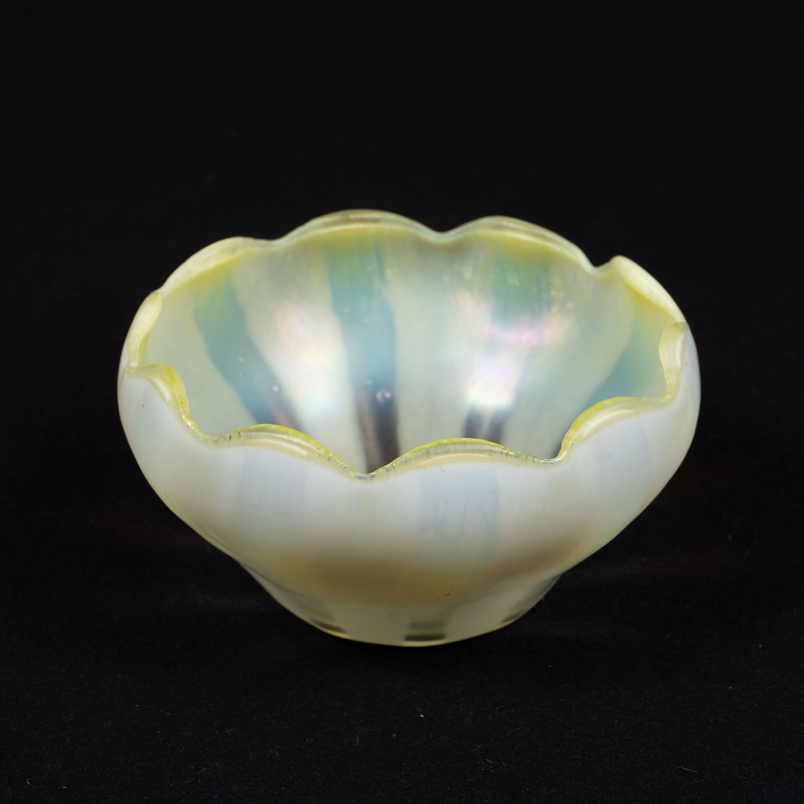 L.C.T. Tiffany Favrile Pastel Yellow Glass Bowl. (1 of 6)