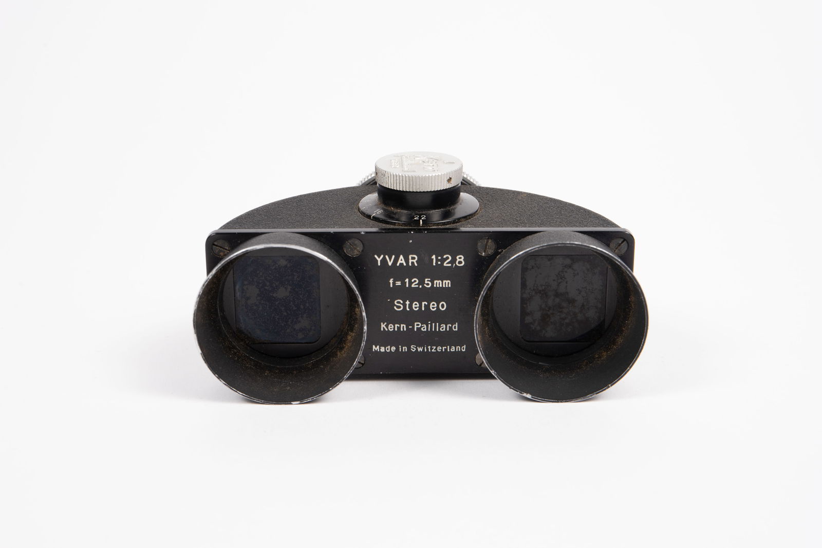 Kern-Paillard Yvar Stereo 12.5mm f/2.8 Lens.: The serial number is 164954. Two lens hoods are included. The glass has either fungus, or some sort of degradation. Otherwise the lens is in good condition, with a working aperture. In-house shipping