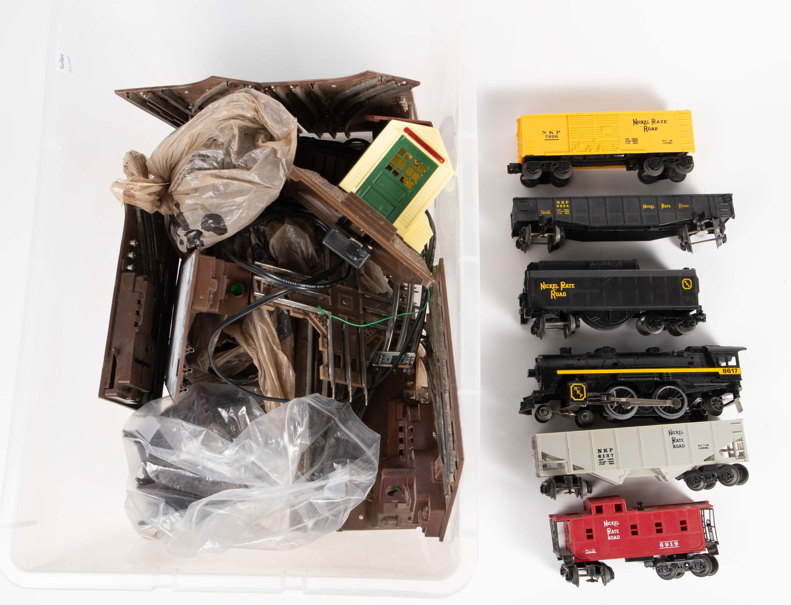 Lionel Nickel Rate Road Train Cars w/ Tracks. (1 of 8)