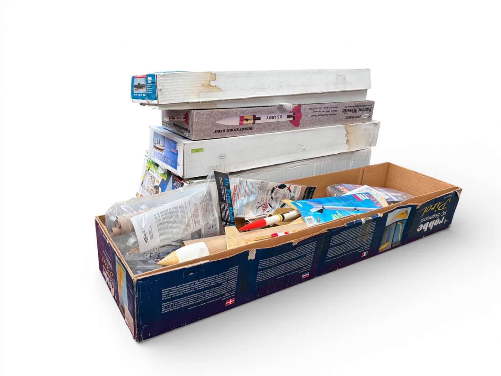 Lot: Model Rockets, Ship & Submarine Kits. (1 of 8)