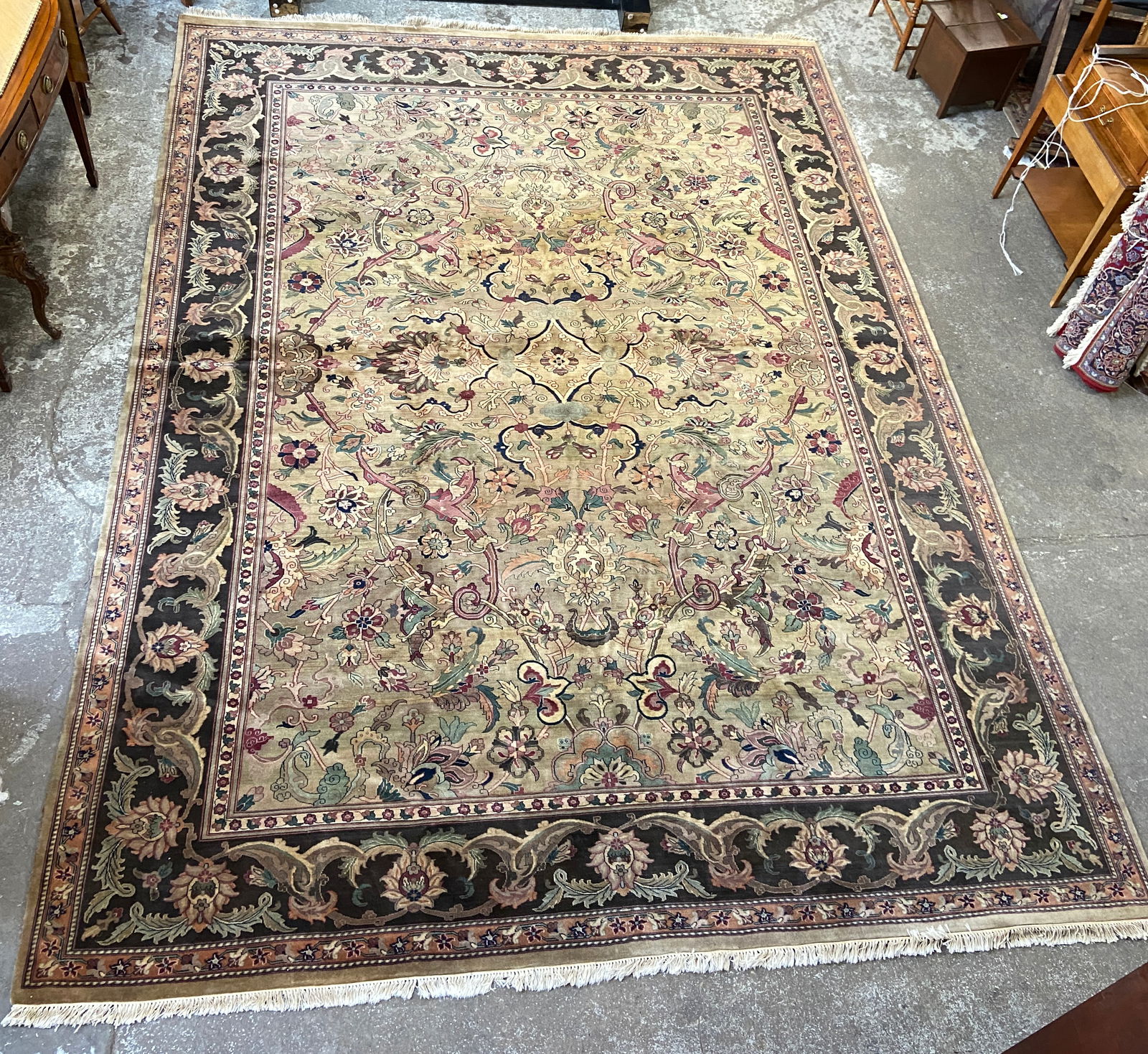10' x 13' 8" Agra Rug. (1 of 7)