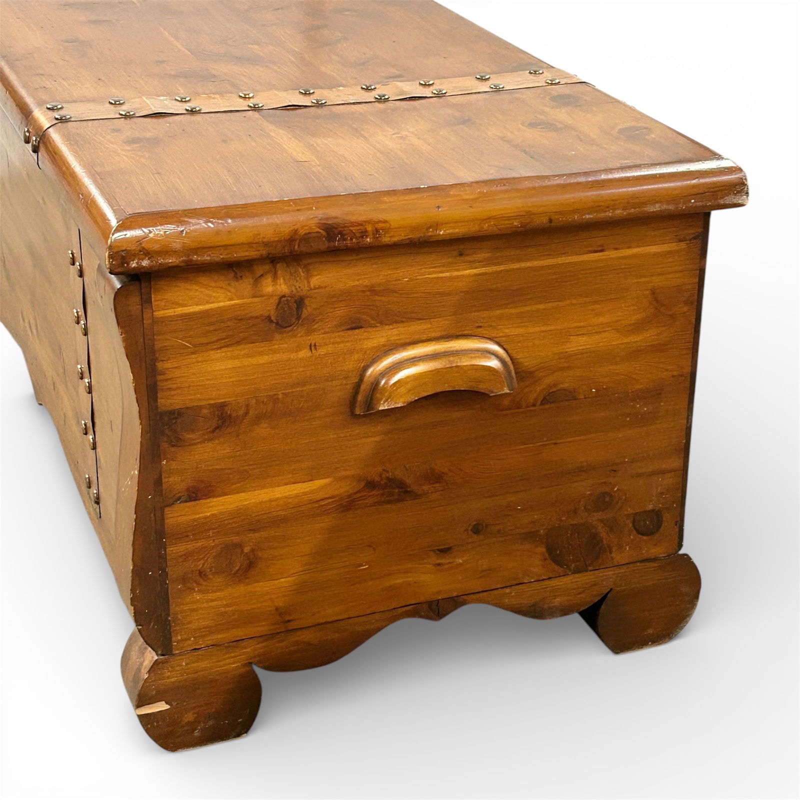 Vintage Cedar Chest. - 3