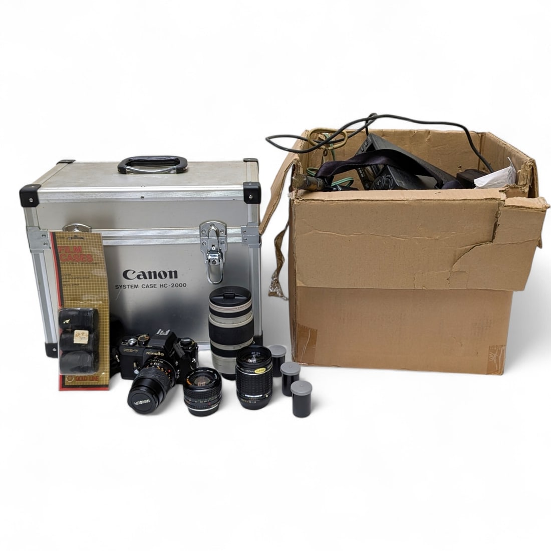 Lot: Assorted Vintage Camera Equipment. (1 of 6)