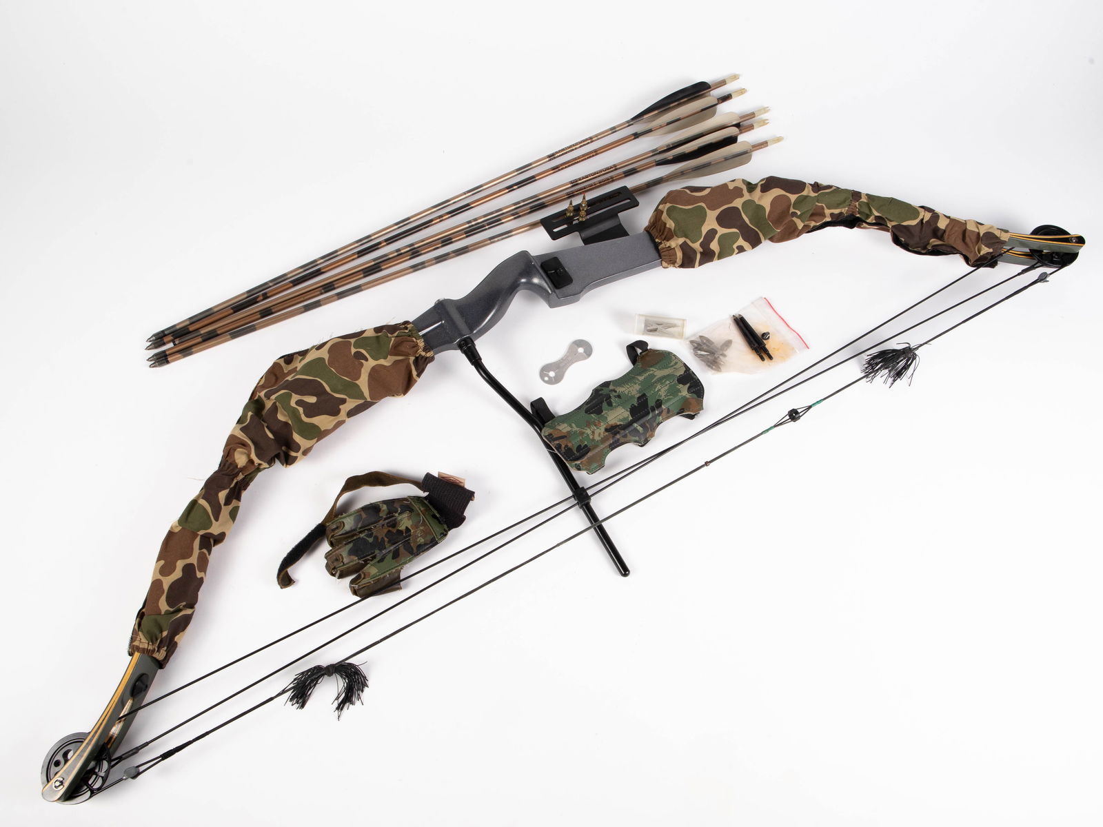 Hoyte/Easton Cobra Bow w/ 5 Easton Arrows & More. (1 of 8)