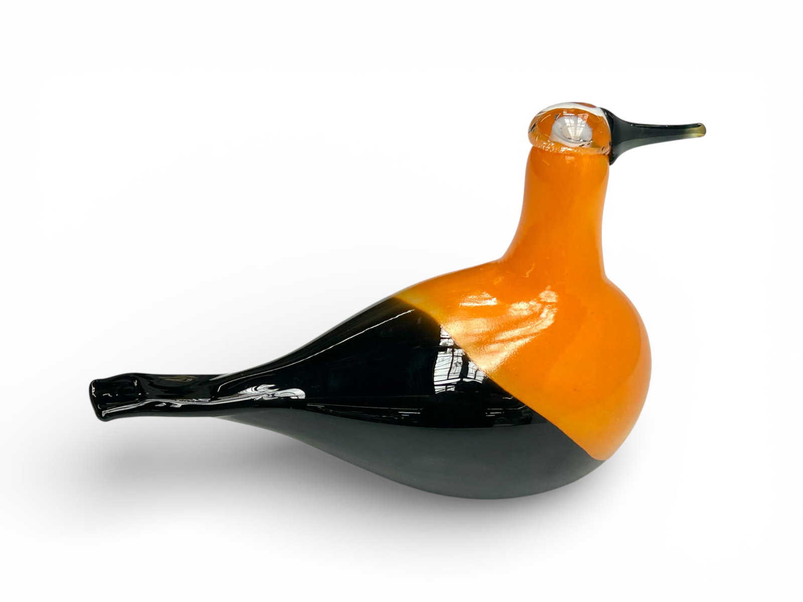 Oiva Toikka for Iittala Golden Oriole Glass Bird.: This large signed Oiva Toikka glass bird was made in Finland, and released in 2004. It still has the original retail sticker attached. The bird has a striking black and orange color, and looks to be i