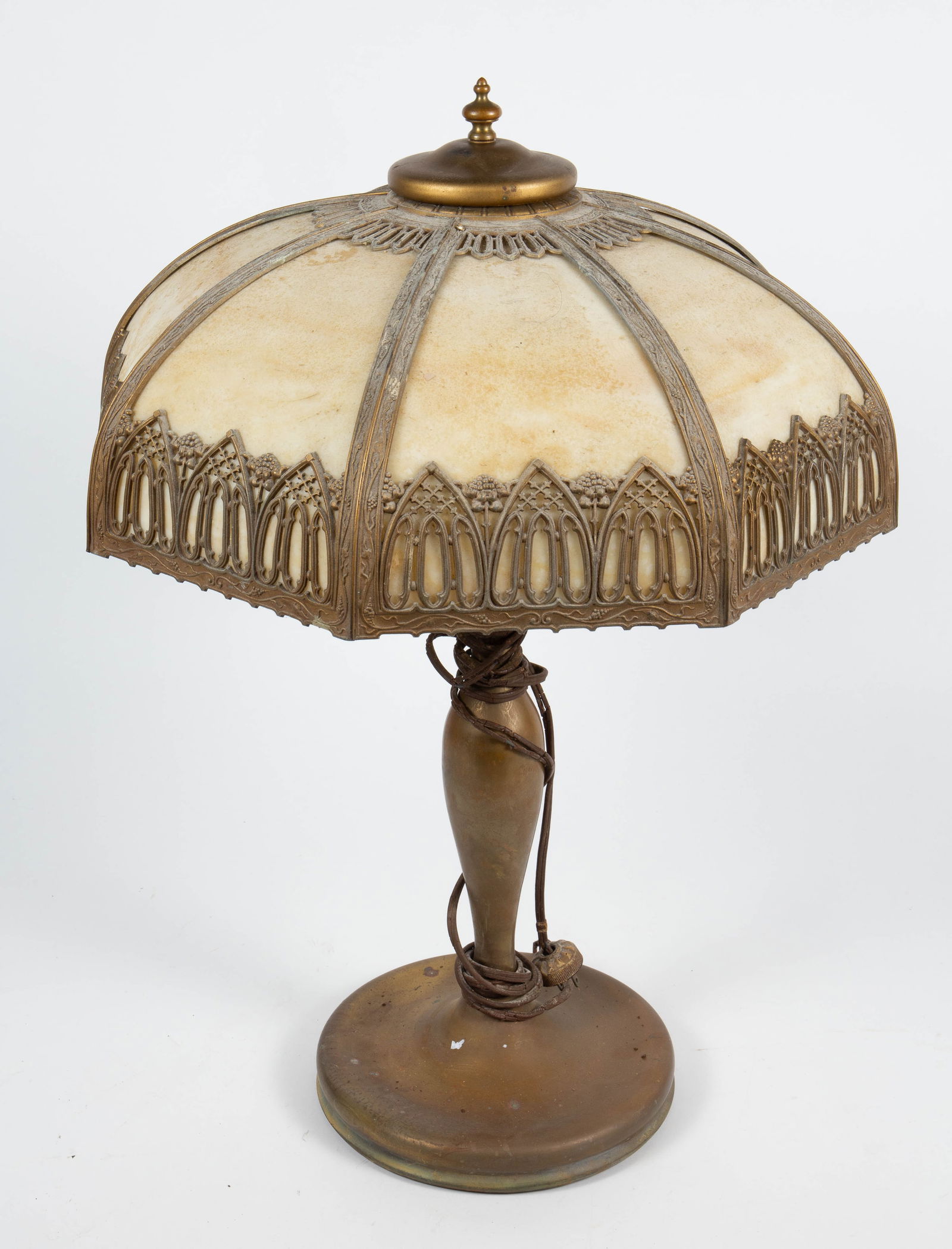 Art Nouveau Slag Glass Metal Overlay Lamp.: The 3-light lamp features a brass tone metal post and base. The lamp shade has 8 beige and cream tone slag glass panels with gilt metal overlay in an art nouveau design. The lamp measures 25 3/4" tall