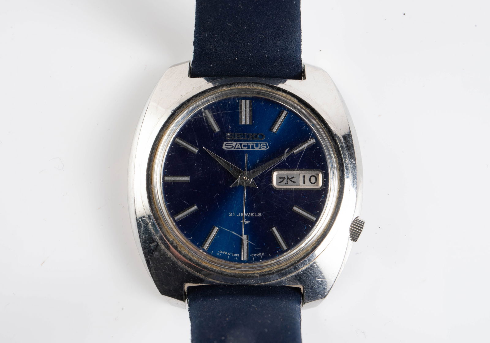 Seiko 5 Actus 21 Jewel Japan Date Blue Dial Watch.: The vintage date watch has a blue dial and silver toned case, and a dark blue suede leather Tessa band. The language or design of the days of the week can be changed between Japanese and English by