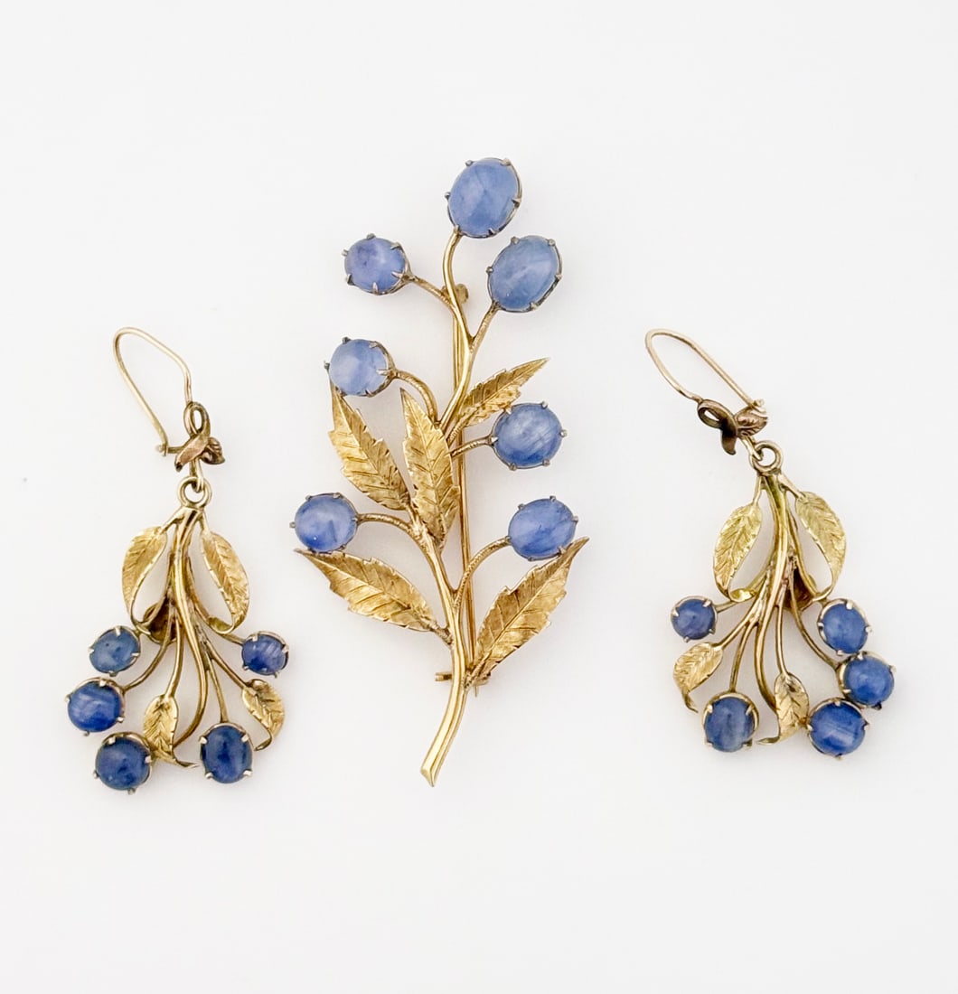 Antique 14K Gold & Moonstone Brooch & Earring Set.: The lot contains 2 pieces of matching 14K gold jewelry. The items feature a floral design with leaves and moonstone cabochon stones. The brooch is stamped on the back with an indecipherable mark. The